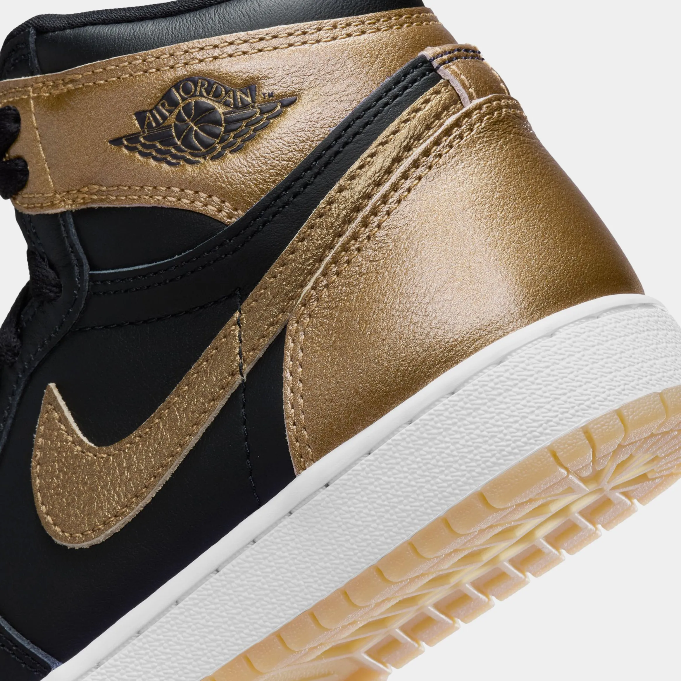 Air Jordan 1 Retro High OG Black and Gold Grade School Lifestyle Shoes (Black/Metallic Gold/Sail)