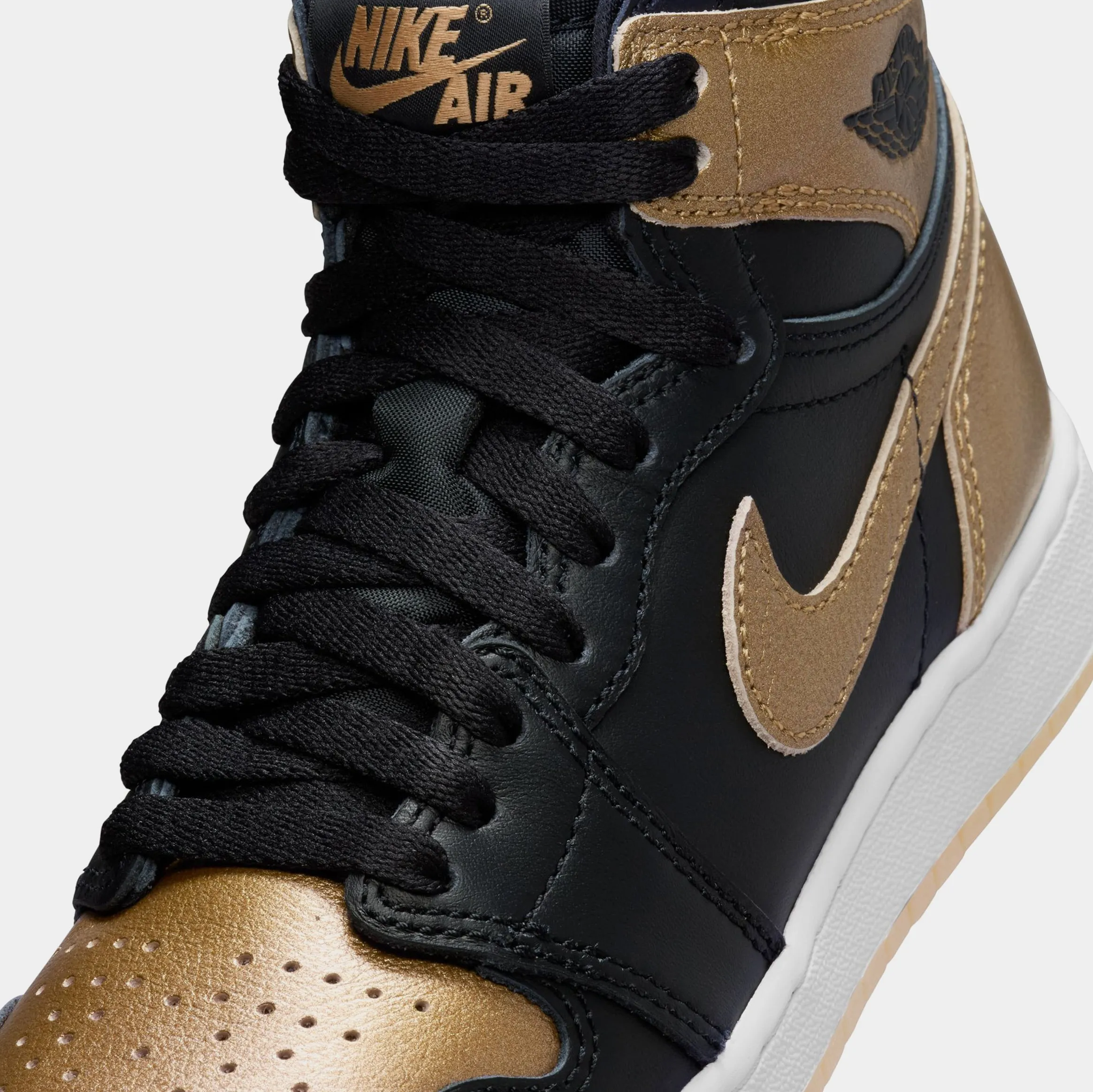 Air Jordan 1 Retro High OG Black and Gold Grade School Lifestyle Shoes (Black/Metallic Gold/Sail)