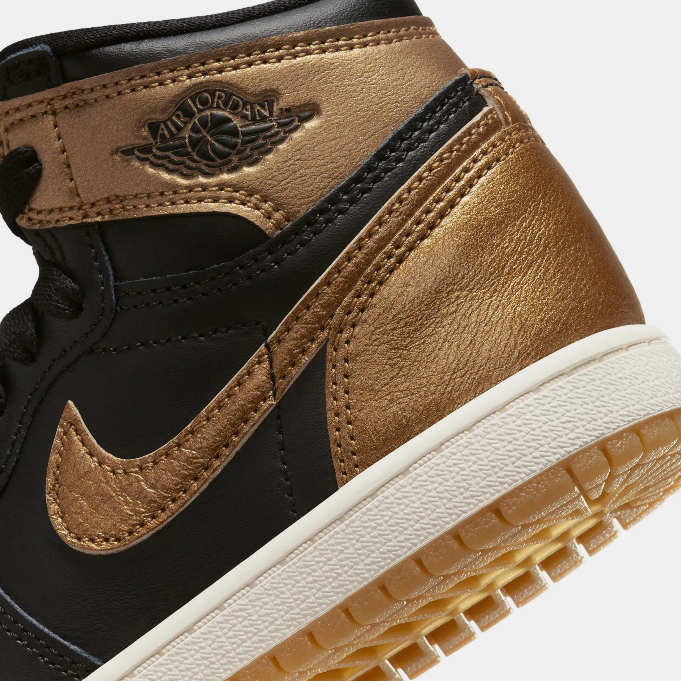 Air Jordan 1 Retro High OG Black And Gold Preschool Lifestyle Shoes (Black/Metallic Gold/Sail)